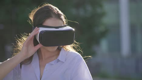 Hübsche-Frau-Mit-Virtual-Reality-Brille-Lächelt-Im-Park